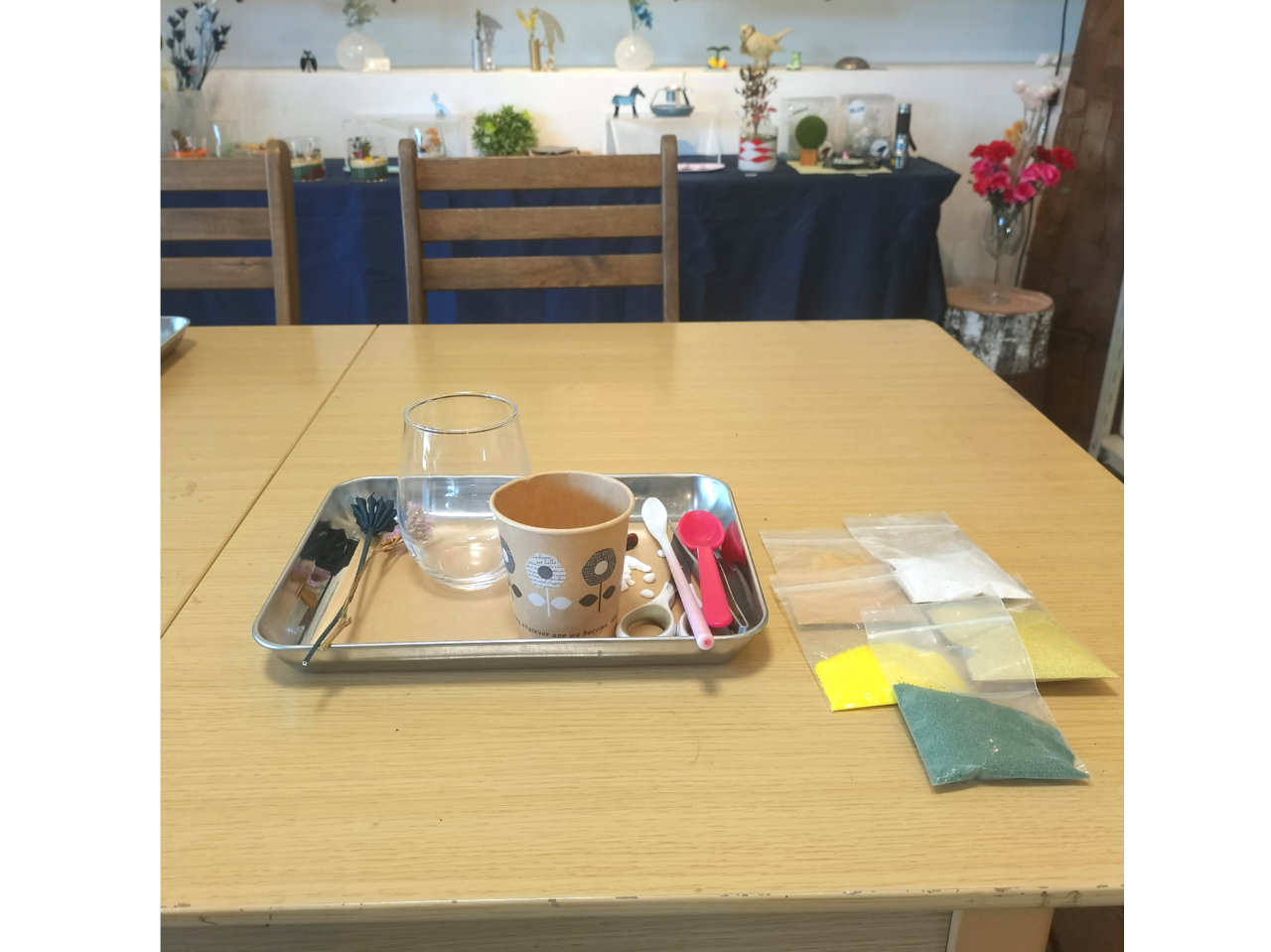 �K�v�ȓ���ƍޗ��͂��ׂĂ��p�ӂ��Ă��܂��B �O���X�E�X�v�[���E�J���[�T���h�Ȃǂ��m�F���A�����𕷂��Ă��琧����n�߂܂��B ���߂Ă̕��ł��A���Ԓʂ�ɐi�߂�Έ��S