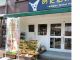 お店の入口になります。普段は来店されると迎えに出ますがスタッフが出ない場合はお店の中におりますので声をかけてください。店内での受付となります。