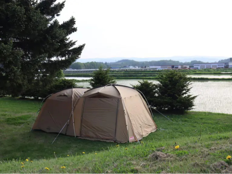 【忠別川まで歩いて10分、人気の温泉宿≪花神楽≫までは車で5分】テントサイト