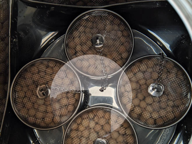 ウランパウダーとラジウム鉱石で作られたラドンボールです。ラドンボールから放出されるラドンガスが水に付着して3日後にラドン水になります。体に良いアルファ波が出ます