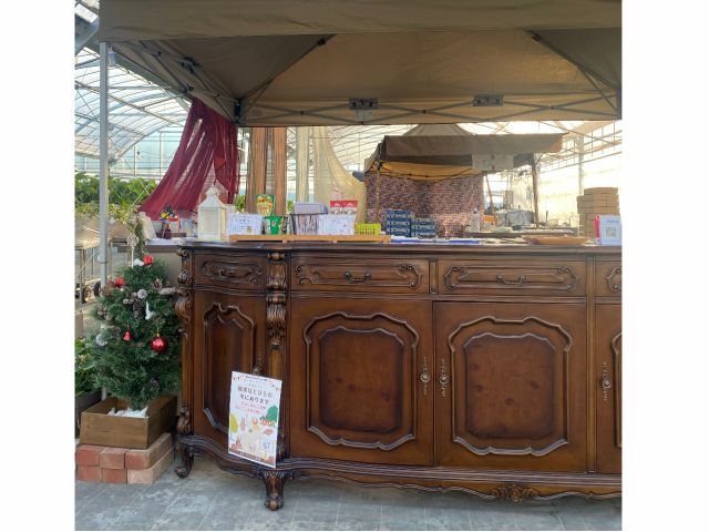 ハウスに入って右手がいちご狩り受付です。直売もやってます!