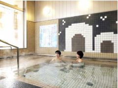 浴槽水は硬度分を除いた完全軟水の湯です。敏感肌にもやさしく、しっとりとした潤いを与えると言われ、"美肌の湯"と呼ぶにふさわしい軟水浴をお楽しみいただけます