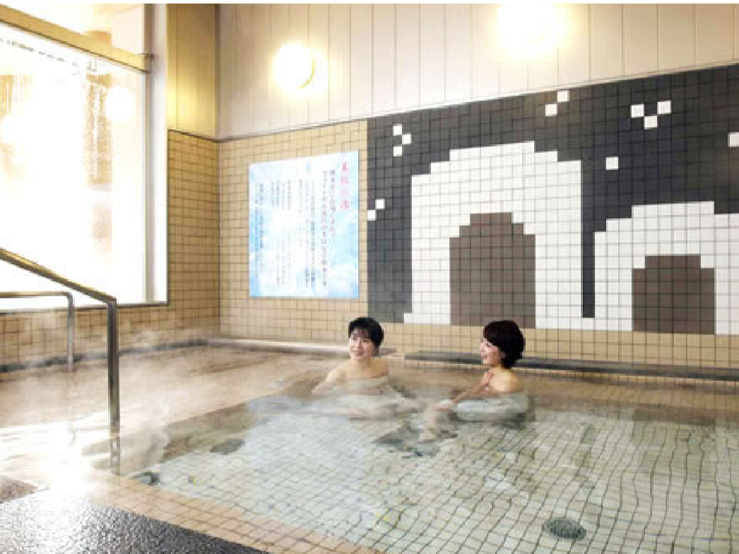 浴槽水は硬度分を除いた完全軟水の湯です。敏感肌にもやさしく、しっとりとした潤いを与えると言われ、"美肌の湯"と呼ぶにふさわしい軟水浴をお楽しみいただけます