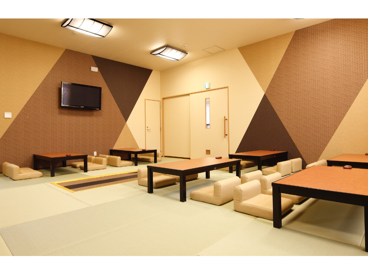 リフレッシュした後は広々としたお座敷で、周囲を気にすることなく、ゆっくりとお食事・休憩ができます。ぜひ、ご利用ください