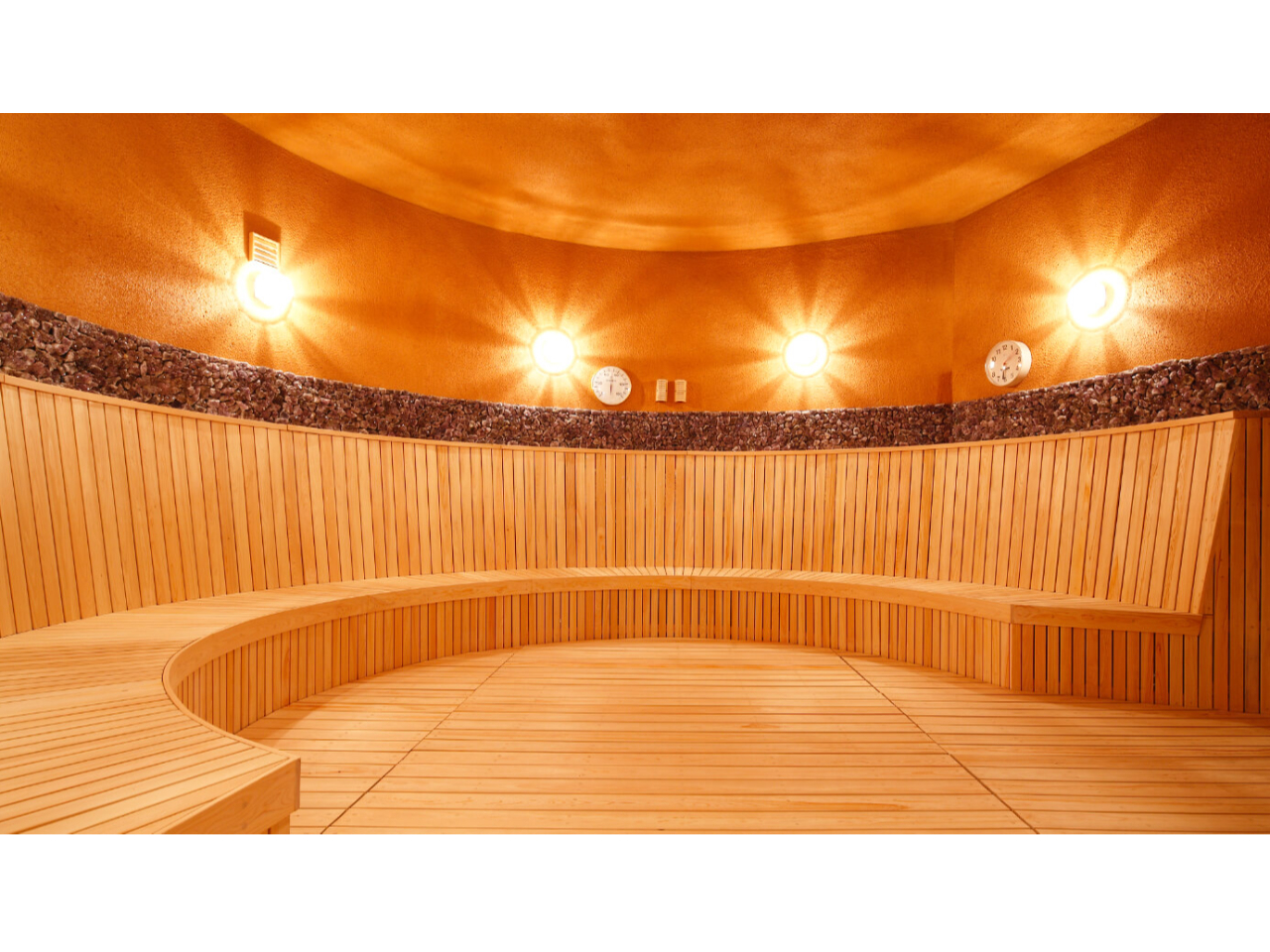 壁に施された黄土とアメジストの効果により体の芯よりの発汗作用が期待されます!