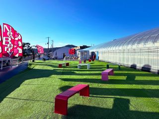 屋外は人工芝が敷き詰めてあります。暖かい日はピクニック気分で外でいちご食べるのもOK♪雨天時も靴が汚れにくいのでお子様連れにも安心!