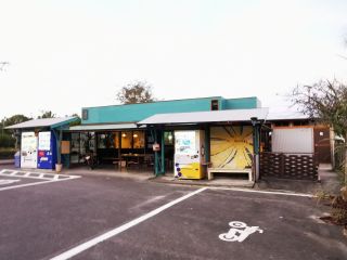 受付のカフェ全景です。留守の場合はここでお電話ください