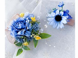 アーティフィシャルフラワーを使って、可愛いフラワークリップを作ります。※写真は大サイズは1個(左)、小サイズは2個制作(右)。