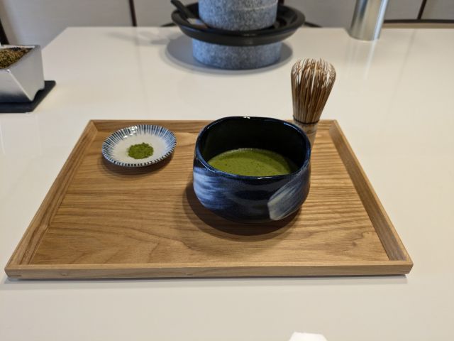石臼で挽いた抹茶を点てられます