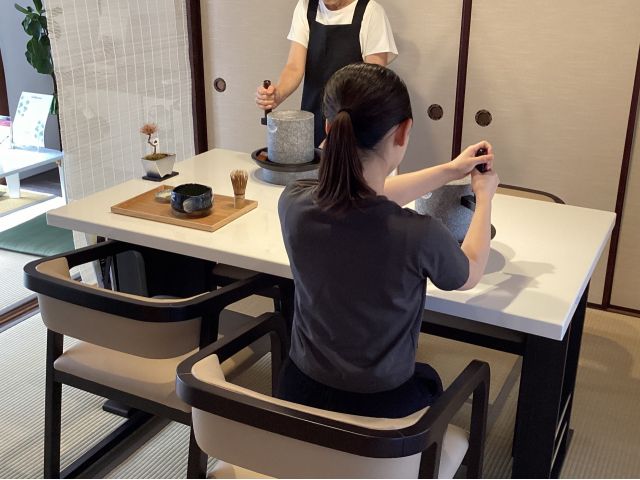 碾茶を石臼で挽いているところ