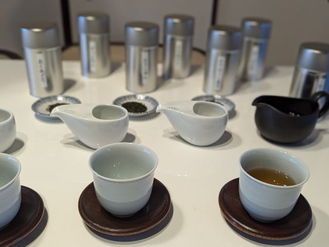 お好みの味の日本茶をブレンドして自分だけのオリジナルブレンド茶を作る体験もあります