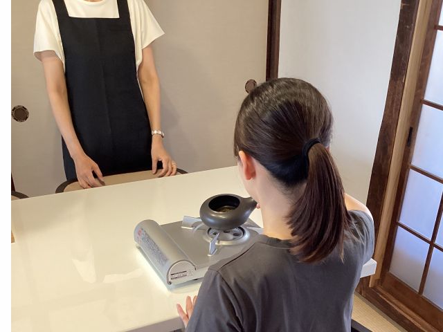 煎茶を焙じてほうじ茶を作る体験もあります。