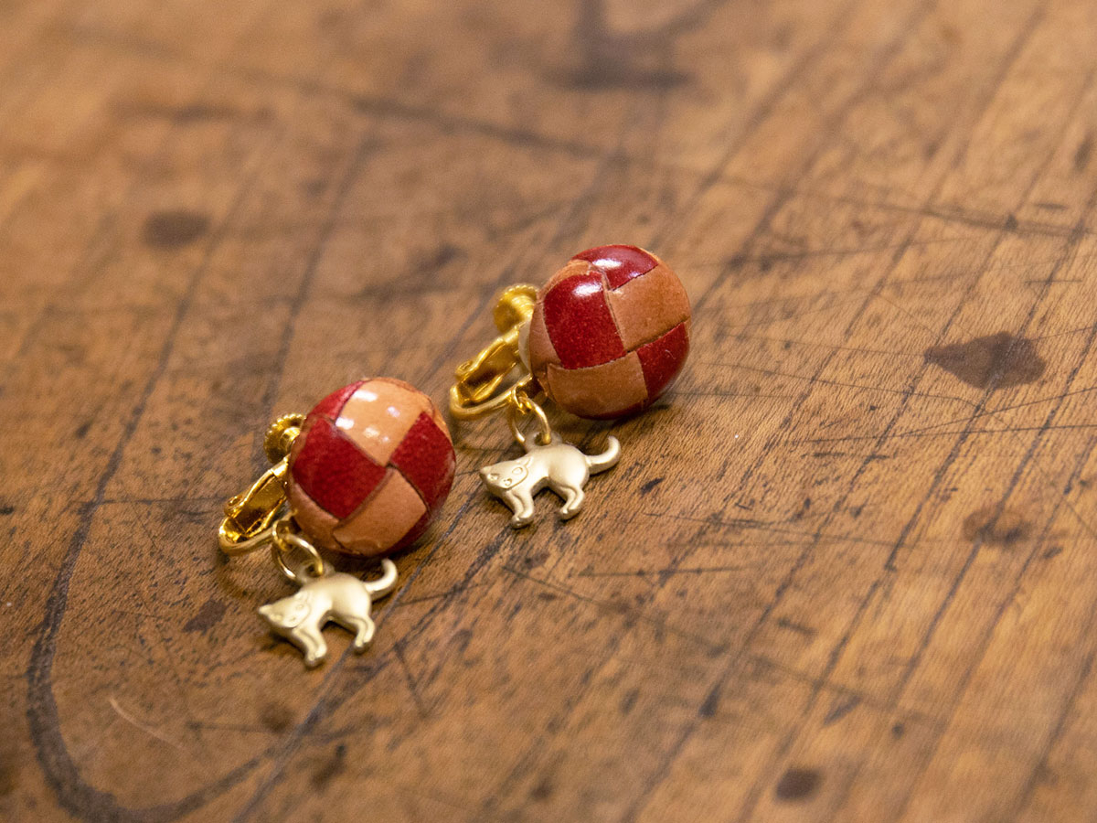 ���H�[�ŃC�������O�A�s�A�X�̃p�[�c�����p�ӂ��Ă��܂��B�A�N�Z�T���[�Ɏ��t����{�^���͍H�[���p�ӂ�����̂��g���Ă����������Ƃ��\�ł��B ���ʐ^�̓C���[�W�ł�