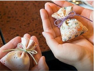和の香りのアイテムである匂い袋を創ります。 ただ創るだけではなく香りで遊ぶことを始めた平安時代の感覚を体験できます。