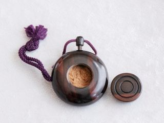 塗香(ずこう)は手のひらにつけて使用する粉末タイプのお香です。日常でのリラックス、気持ちのリセットなどにご使用頂けます。※塗香入れは別売です。