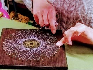 糸かけ曼荼羅 20×20センチで作成。好みの糸の配色でオリジナル作成。数式通りにかければ誰でも簡単に仕上げできます。チャレンジ!