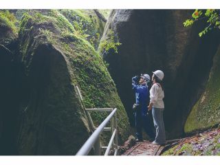 ガイドなしでは立ち入れない鬼岩公園の特別エリア。鬼岩にちなんだ昔話は必聴