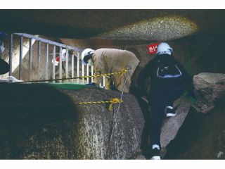 まるで探検隊気分!?狭い岩穴を進むエリアや細く急な階段をよじ登るエリアも
