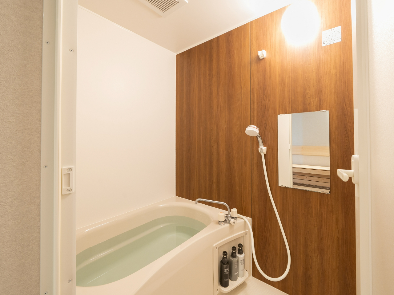 サウナ好きにとって、水風呂は必須!サウナでしっかりと汗をかいたあとは、水風呂に入って温冷交代浴で「ととのう」を体感!