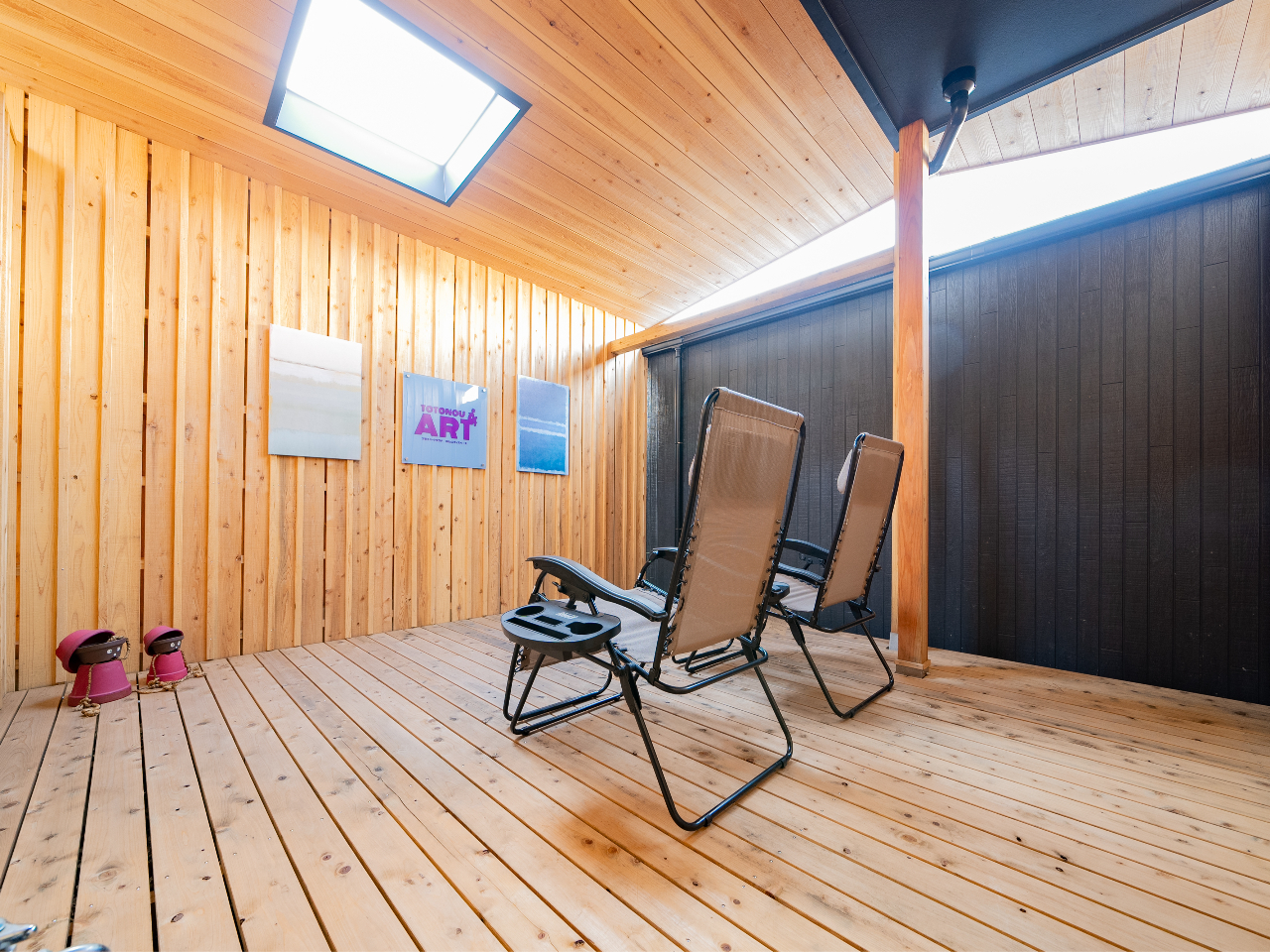 1F★プライベートサウナ『ART』のTOTONOUスペースは絵を鑑賞しながらととのうことができます