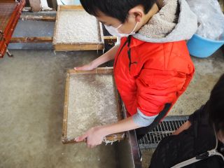 ご自分で漉いた麻紙の上に装飾をしてオリジナルのタペストリーを作りましょう