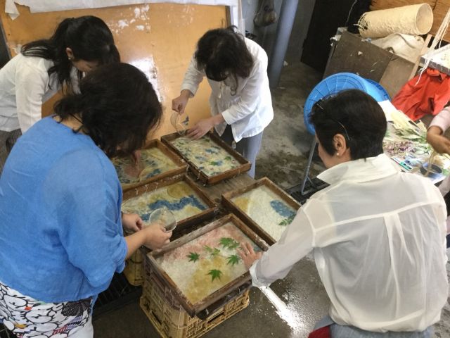 装飾には麻の繊維やドライフラワーをご用意しています。素材を組み合わせて美しい風景を描いたり、ごちゃ混ぜにして空想の生き物を描くお子様も大歓迎です。