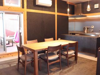 キッチン付きのレンタルスペース。机、椅子、カウンターは自由に移動できます。