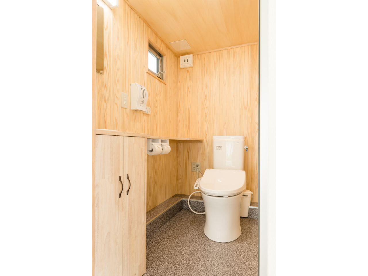 �����₨�q�l�ɂ��D�����Y��ȊȈՃg�C����ݒu���Ă���܂��i�G�A�R�������j