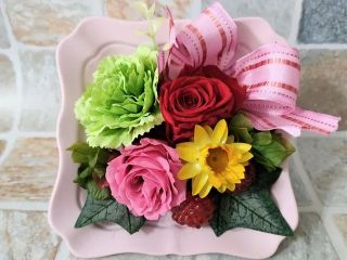 在庫の中からお好きな色のバラと リボンを選んで貰います。 世界に一つのお花を作ってみませんか?