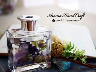 フローレンスディフューザー。ガラスボトルの中と外に好きな花材をデザインして、お好きな香りが選べる、とっても楽しいクラフトです。お部屋に香りとお花で彩りを♪