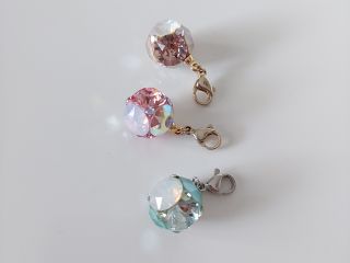 SWAROVSKIクリスタルを使用した12_のボールを好きな色で作れます。ポーチにつけたりファスナー金具につけたり、可愛らしいチャームです。