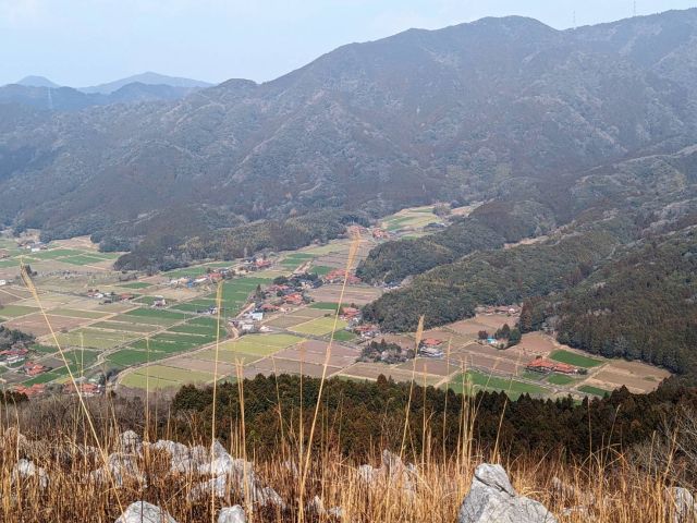 秋吉台から撮った青景地区。本ツアーのルートがよく見えます。東西に延びる県道を歩きます。