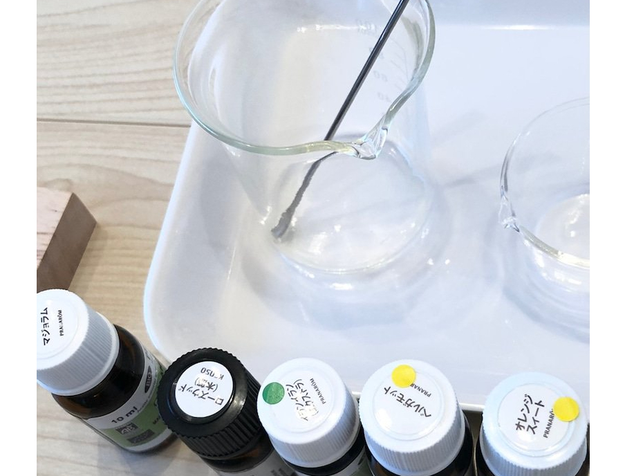 心に響く精油を数種類ブレンドしていきます。