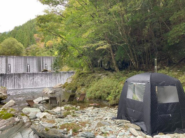 テントサウナから水風呂まで5歩