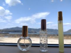 香水瓶はいくつかご用意しておりますので、その中から選んで頂きます