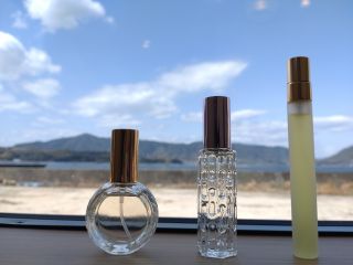 香水瓶はいくつかご用意しておりますので、その中から選んで頂きます