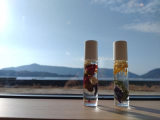 お好きな精油で香りづけ、ハーブもいくつかご用意していますのでその中お好きなものを入れて頂きます