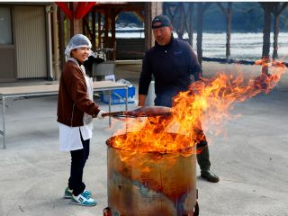 「海のまち須崎」で獲れた生カツオ1本を漁師さんと捌いて、藁焼きして、切って、盛り付けして、風光明媚な内海 浦ノ内湾を眺めながら食事をします。