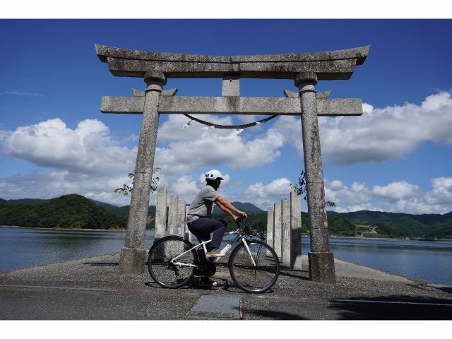 鳴無神社(須崎駅から約13q)。海に向かって続く参道と鳥居が特徴です。 創建が西暦460年、現社殿は1663年に再建されました。