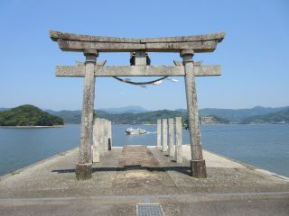 鳴無神社から海に伸びる参道を眺めた景色です、土佐の宮島と言われています!