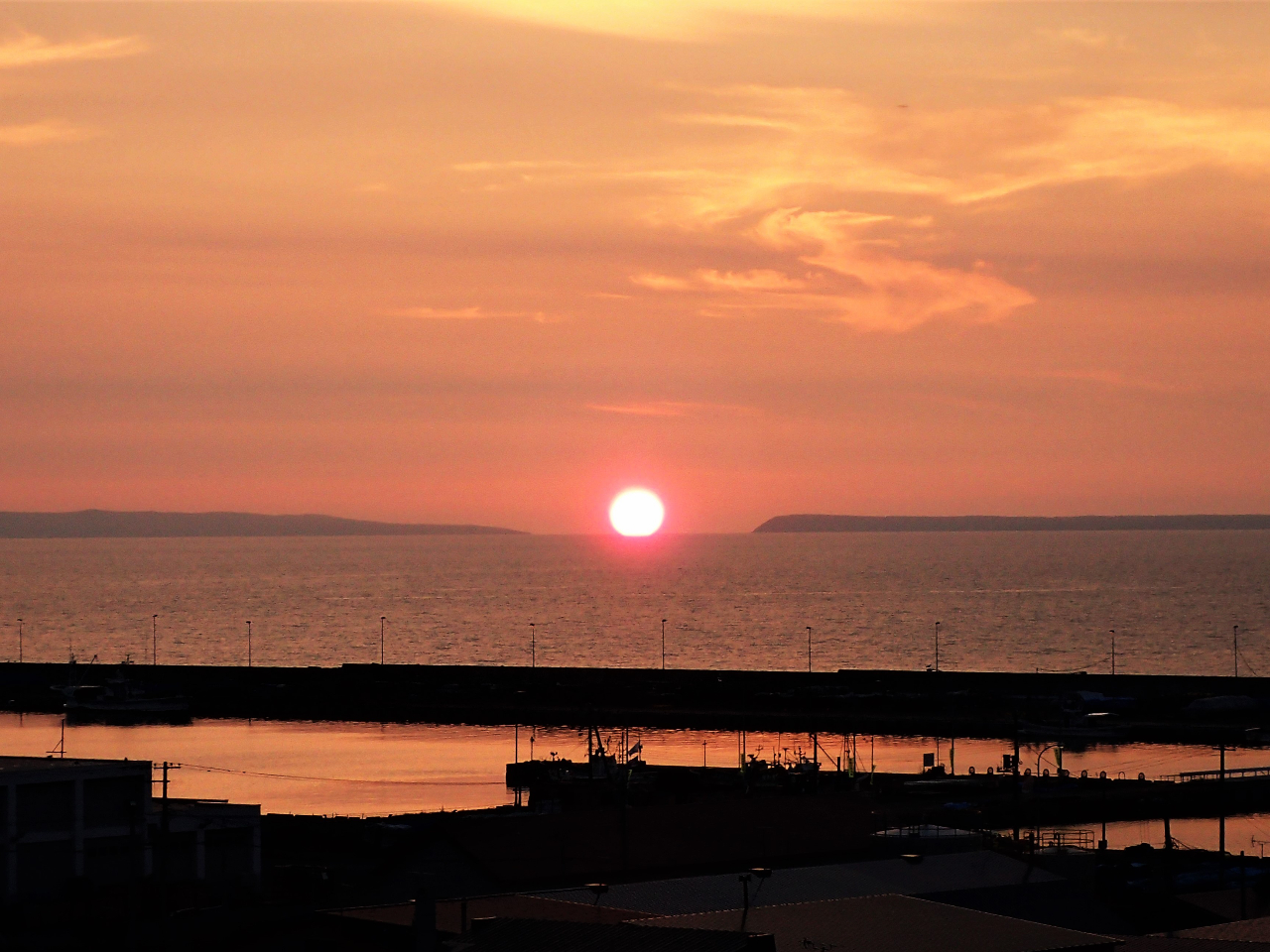 天売島、焼尻島の間に沈む夕日