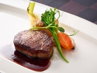 【選べるメイン3500円コース】国産牛フィレ肉のポワレ 季節野菜添え|本プランでは通常3500円のところを、じゃらん限定で3200円でご提供しています。