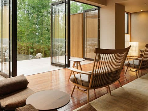 【湯上がりホール】竹林を眺めながら、風呂上がりのひとときをゆったりと過ごす。洗練された空間が、贅沢なひとときを演出します。