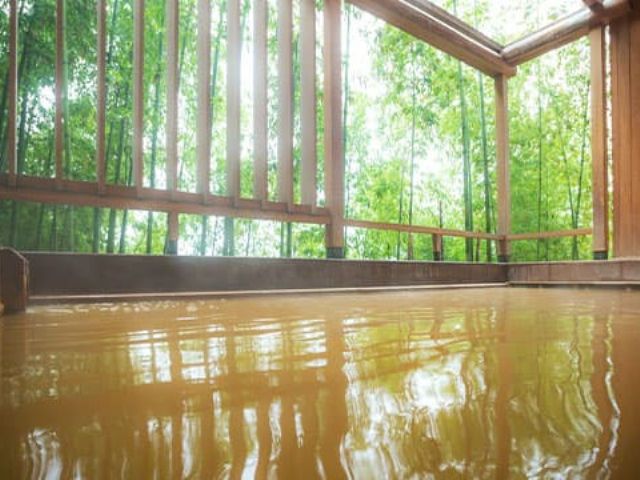 紗の湯(女性浴場)【金泉露天風呂】竹林に囲まれた風情ある金泉露天風呂。美容効果の高い金泉と目前に広がる緑が、心と身体を癒します。
