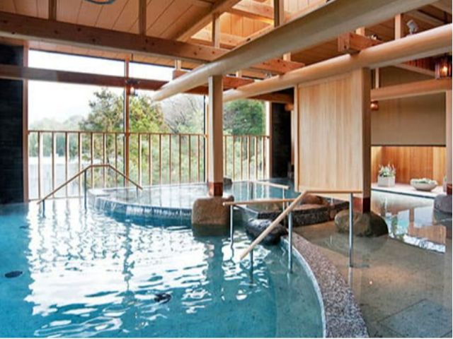 紗の湯(女性浴場)【大浴場】天然木を贅沢に使用した和の空間で過ごす優雅なひととき。落ち着きのある浴場が、忙しい日常を忘れさせてくれます。