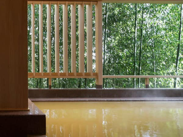 紗の湯(女性浴場)【金泉露天風呂】竹林に囲まれた風情ある金泉露天風呂。美容効果の高い金泉と目前に広がる緑が、心と身体を癒します。