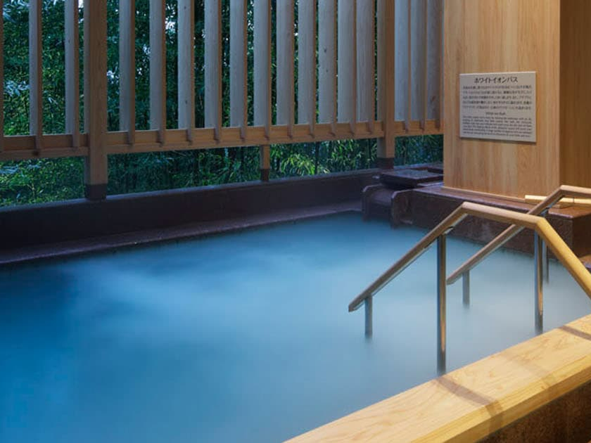 紗の湯(女性浴場)【ホワイトイオンバス】ミクロの気泡が肌の汚れや皮脂をやさしく洗い流します。夜には、目前に広がる竹林がライトアップ。マイナスイオンと雅な景色が、