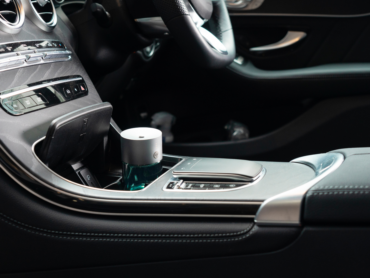 ドリンクホルダーに設置可能。お車の振動で噴霧するタイプのディフューザーがセットになった調香体験のプランです。