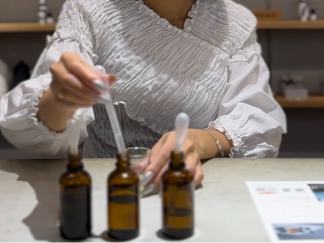 スポイトで微調節しながら香りを調整します。