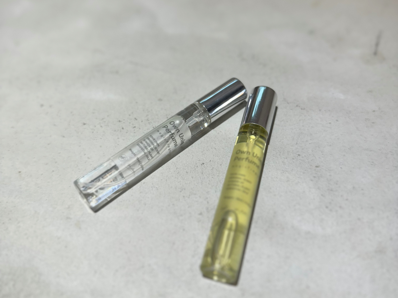 選んだ香りによって、色味の違う香水ができます